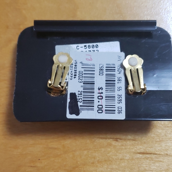 Vintage Clip on Earrings - Picture 4 of 4